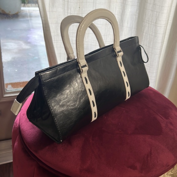 Black & White handheld purse white handles zipper closure 12” x 4” x 5” handbag - Picture 6 of 12
